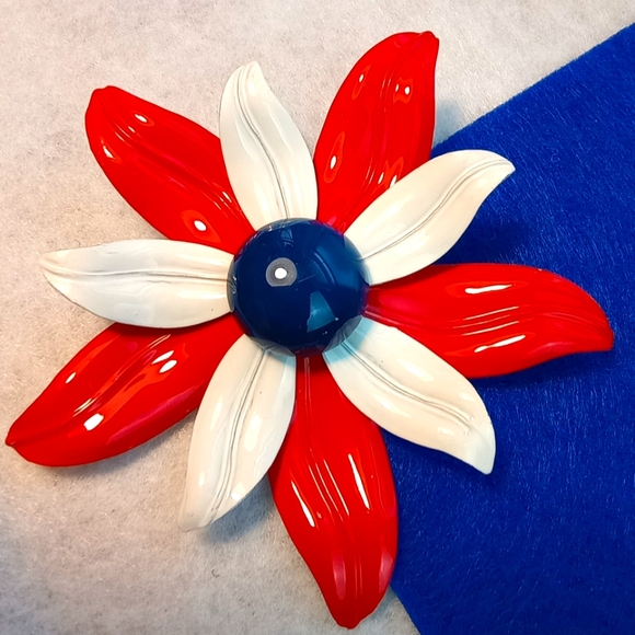 Vintage Patriotic Flower Brooch Pin Enameled Metal Red White and Blue - Picture 1 of 6